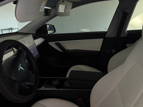 Used 2021 Tesla Model Y Long Range image 2