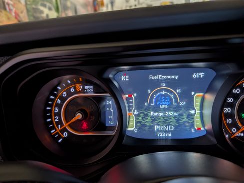 Used 2025 Jeep Gladiator Mojave w/ Convenience Group image 9