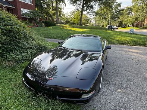Used 1999 Chevrolet Corvette Coupe w/ Memory Pkg RWD image 4