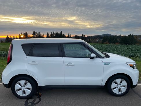 Used 2015 Kia Soul EV + image 8