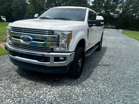 Used 2017 Ford F250 Lariat w/ Lariat Value Package AWD/4WD image 4