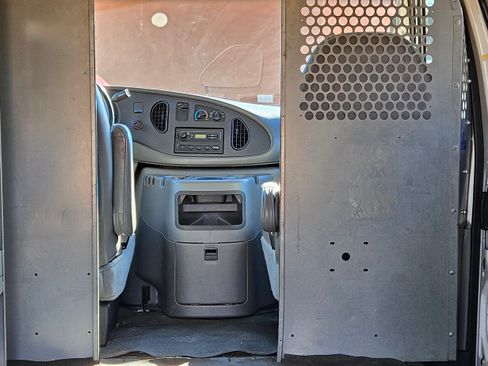 Used 2005 Ford E-250 and Econoline 250 Extended image 13