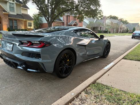 Used 2025 Chevrolet Corvette Z06 RWD image 2