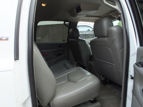 Used 2005 Chevrolet Suburban Z71 w/ Preferred Equipment Group RWD image 10