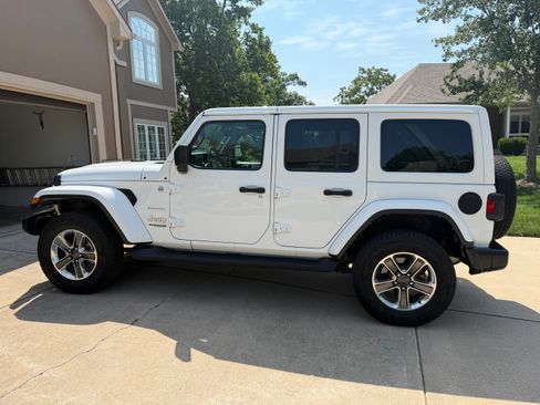 Used 2021 Jeep Wrangler Unlimited Sahara w/ Uconnect 4C Nav & Sound Group AWD/4WD image 5