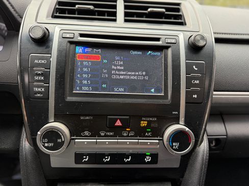 Used 2014 Toyota Camry SE image 14