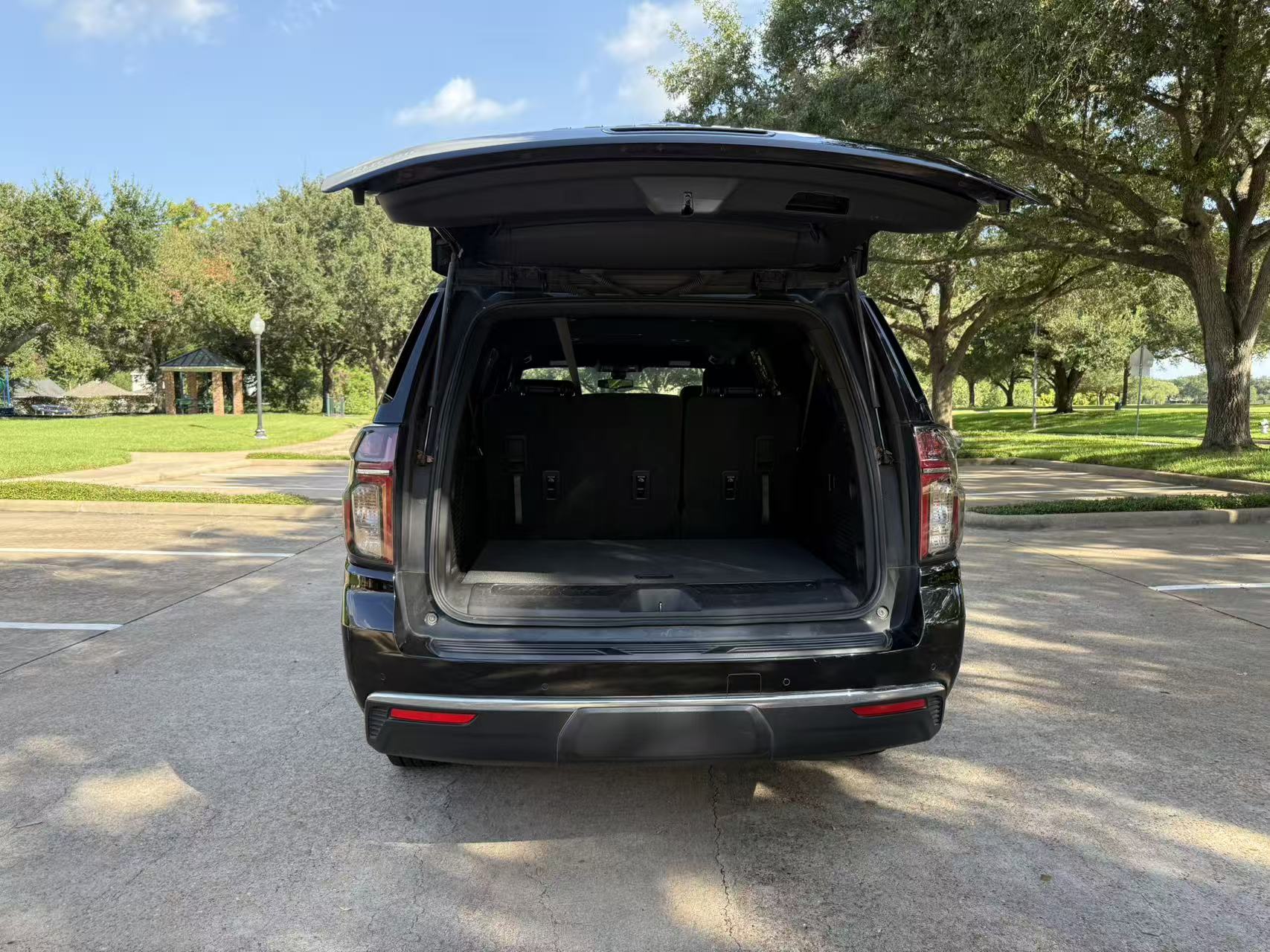 Used 2022 Chevrolet Suburban LS RWD image 12