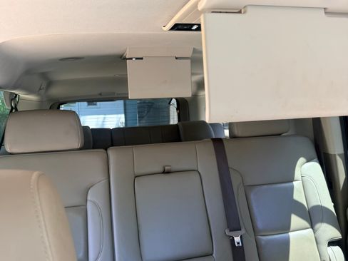 Used 2019 GMC Yukon XL SLT w/ Open Road Package AWD/4WD image 9