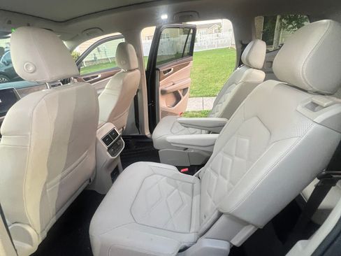 Used 2024 Volkswagen Atlas SE w/ Panoramic Sunroof Package image 8