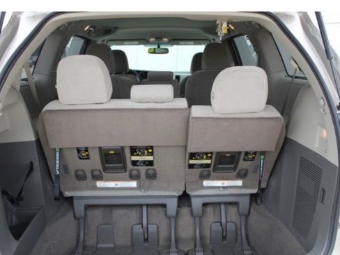 Used 2017 Toyota Sienna LE image 5