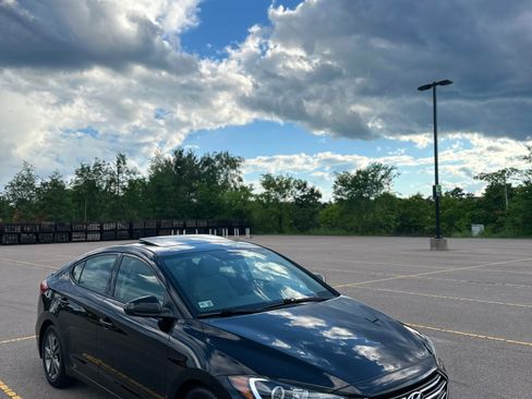 Used 2017 Hyundai Elantra SE FWD image 2