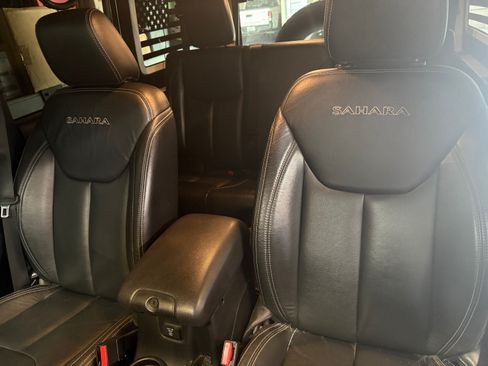 Used 2017 Jeep Wrangler Unlimited Sahara w/ Connectivity Group AWD/4WD image 9