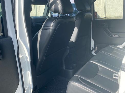 Used 2017 Jeep Wrangler Unlimited Sahara image 13