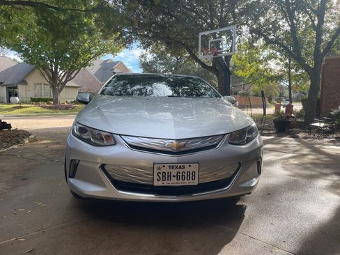 Used 2017 Chevrolet Volt LT w/ Comfort Package image 2