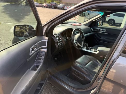 Used 2014 Ford Explorer XLT w/ Equipment Group 202A image 14