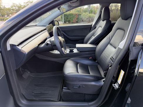 Used 2022 Tesla Model Y Long Range image 10