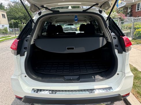 Used 2017 Nissan Rogue SV image 5