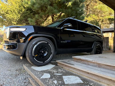 Used 2025 Rivian R1S Adventure image 2