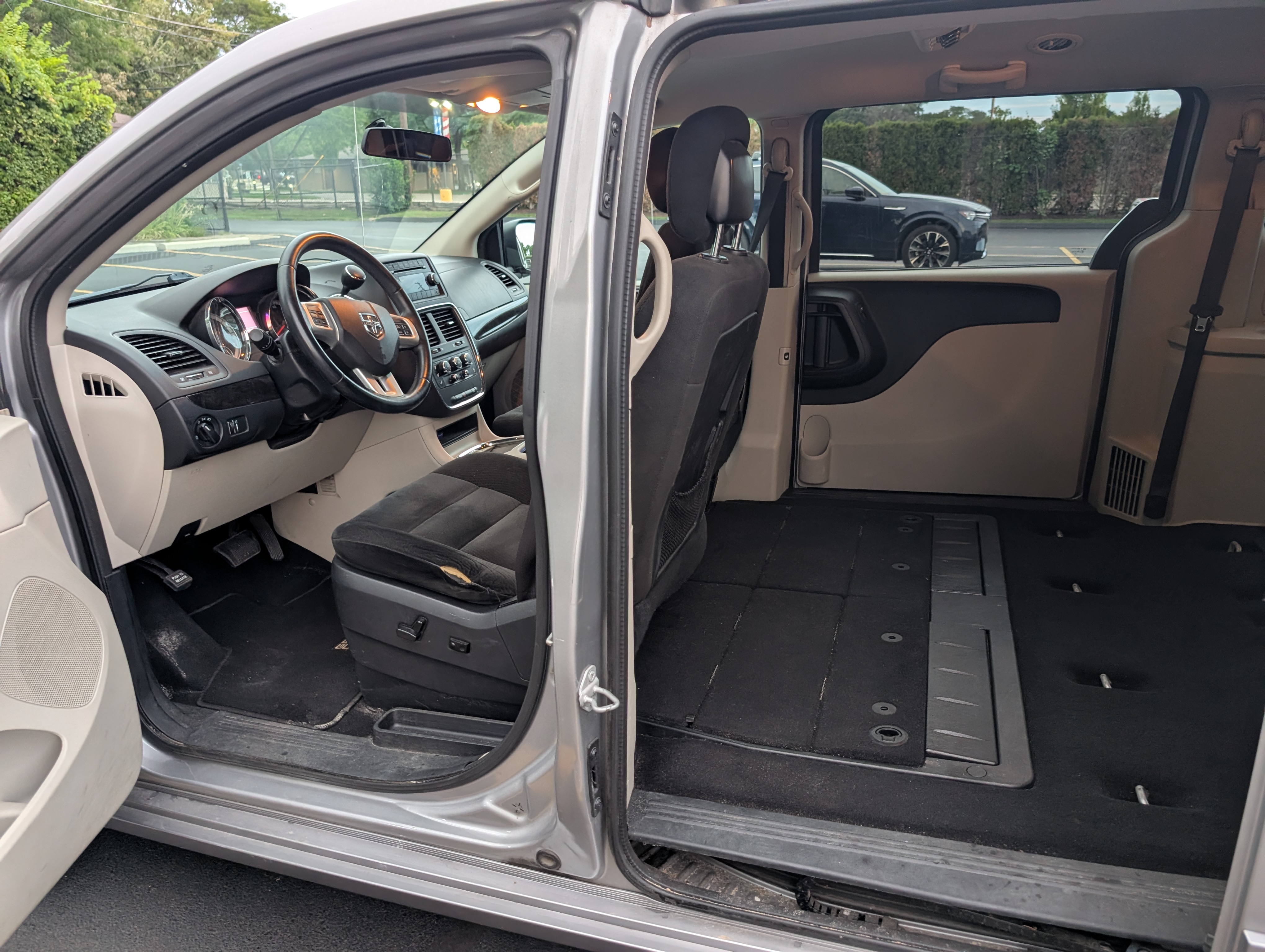 Used 2016 Dodge Grand Caravan SXT w/ Rear Park Assist Package FWD image 10