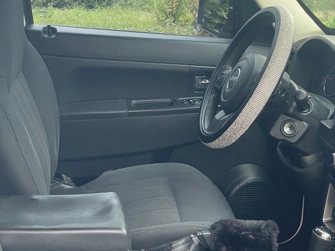 Used 2012 Jeep Liberty Sport image 12