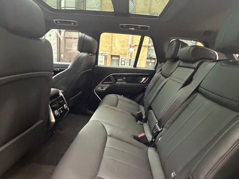 Used 2025 Land Rover Range Rover SE image 15