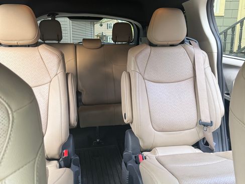 Used 2022 Toyota Sienna Limited AWD/4WD image 10