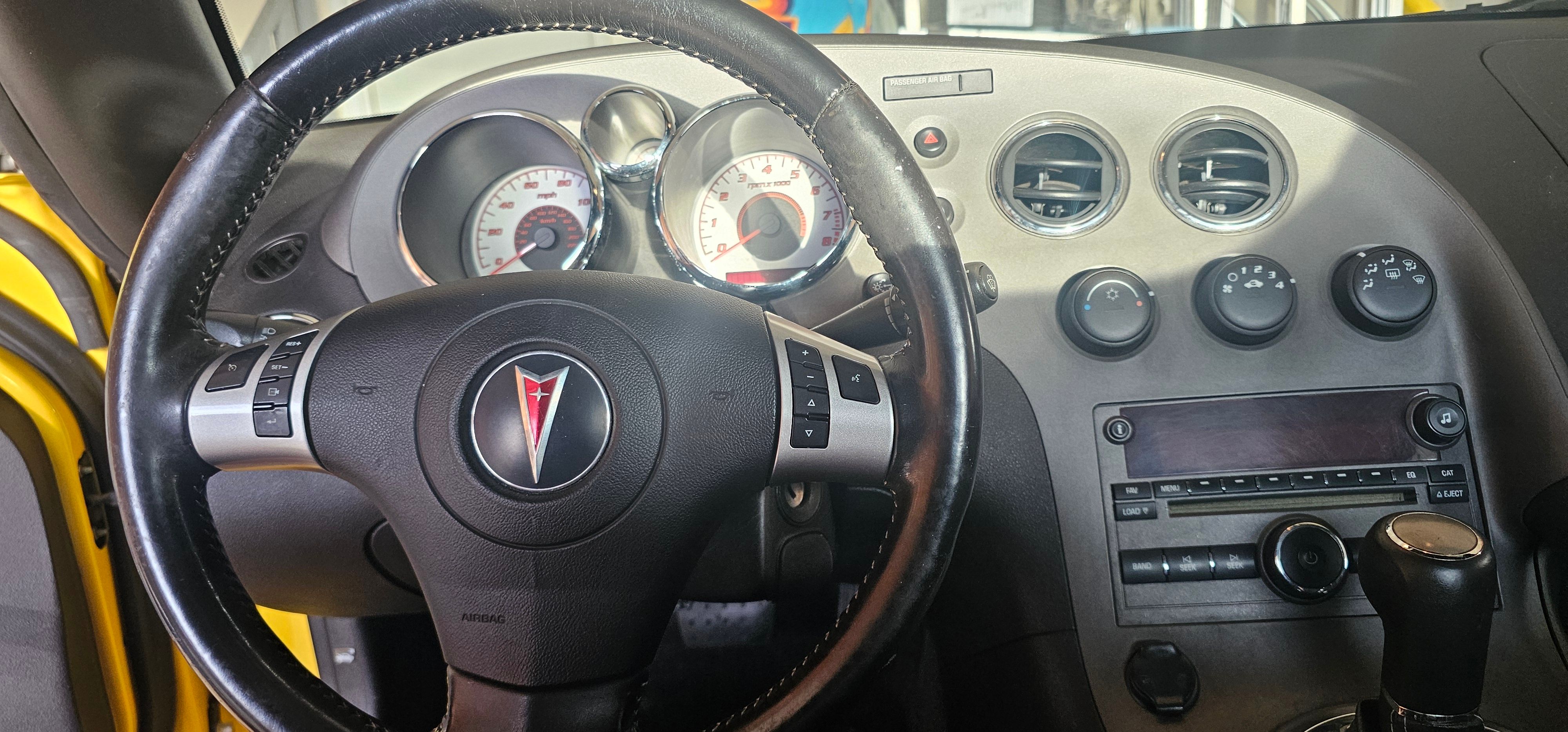 Used 2007 Pontiac Solstice Convertible w/ Premium Package RWD image 13