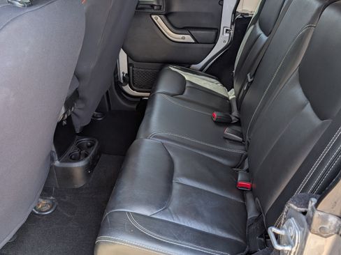 Used 2014 Jeep Wrangler Unlimited Rubicon image 8