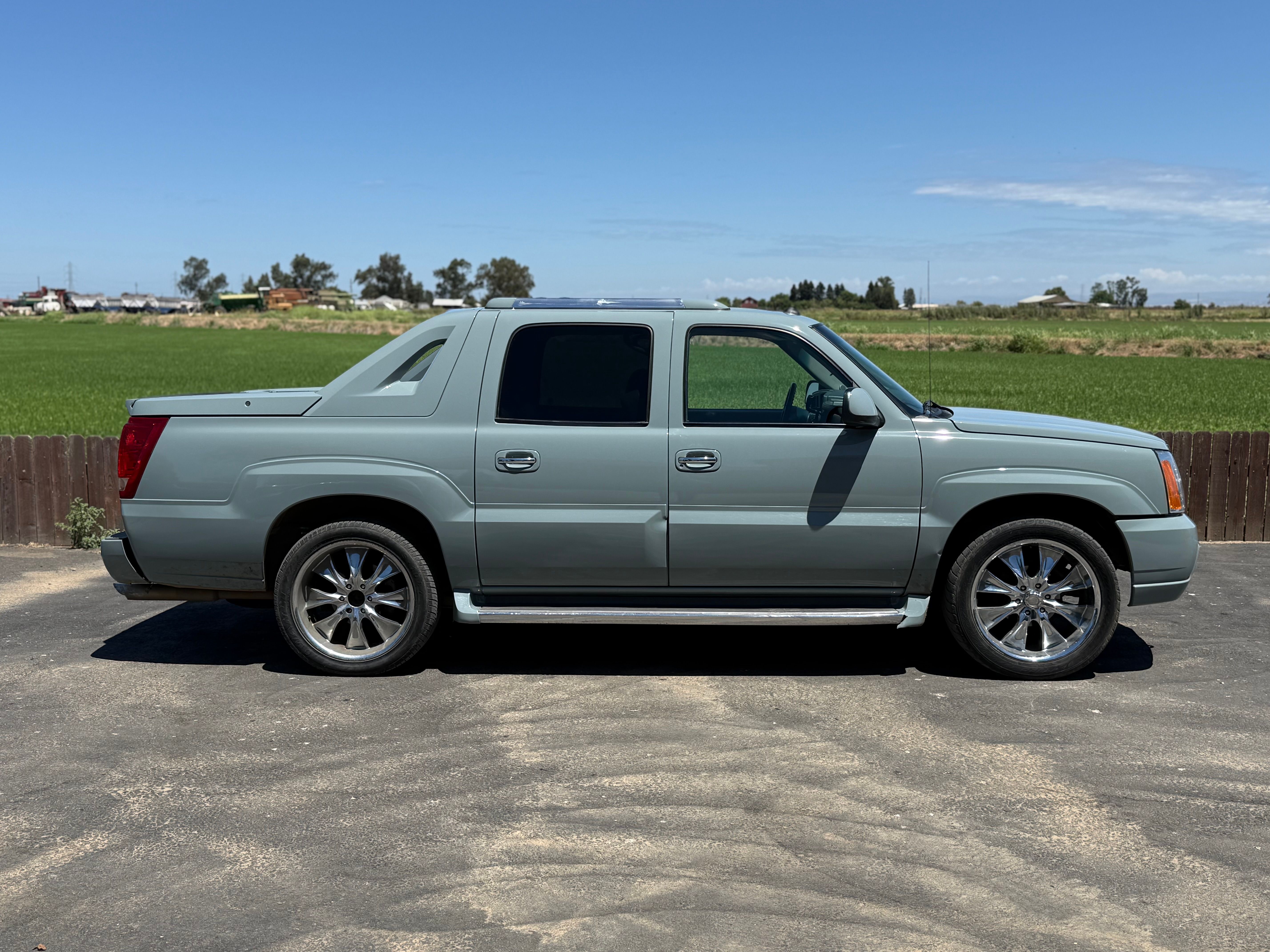 Used 2003 Cadillac Escalade EXT w/ Marketing Vehicle Package AWD/4WD image 2