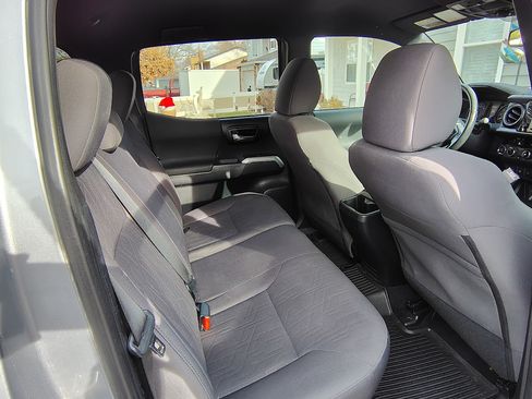 Used 2018 Toyota Tacoma TRD Sport image 4