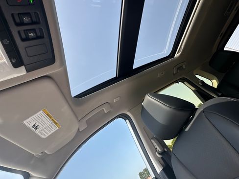 Used 2024 Nissan Rogue SV w/ SV Premium Package image 9