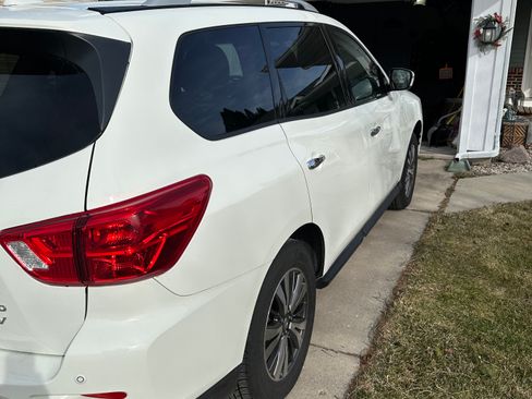 Used 2020 Nissan Pathfinder SV image 2