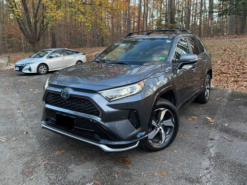Used 2021 Toyota RAV4 SE image 1
