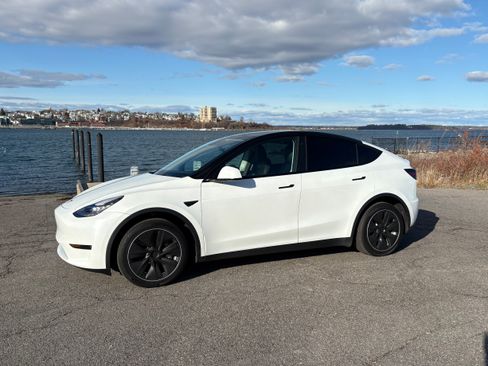 Used 2021 Tesla Model Y Long Range image 1