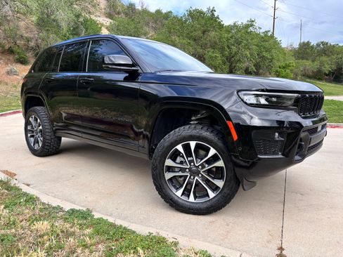 Used 2023 Jeep Grand Cherokee Overland AWD/4WD image 2