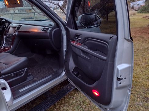 Used 2013 Cadillac Escalade ESV Premium image 20