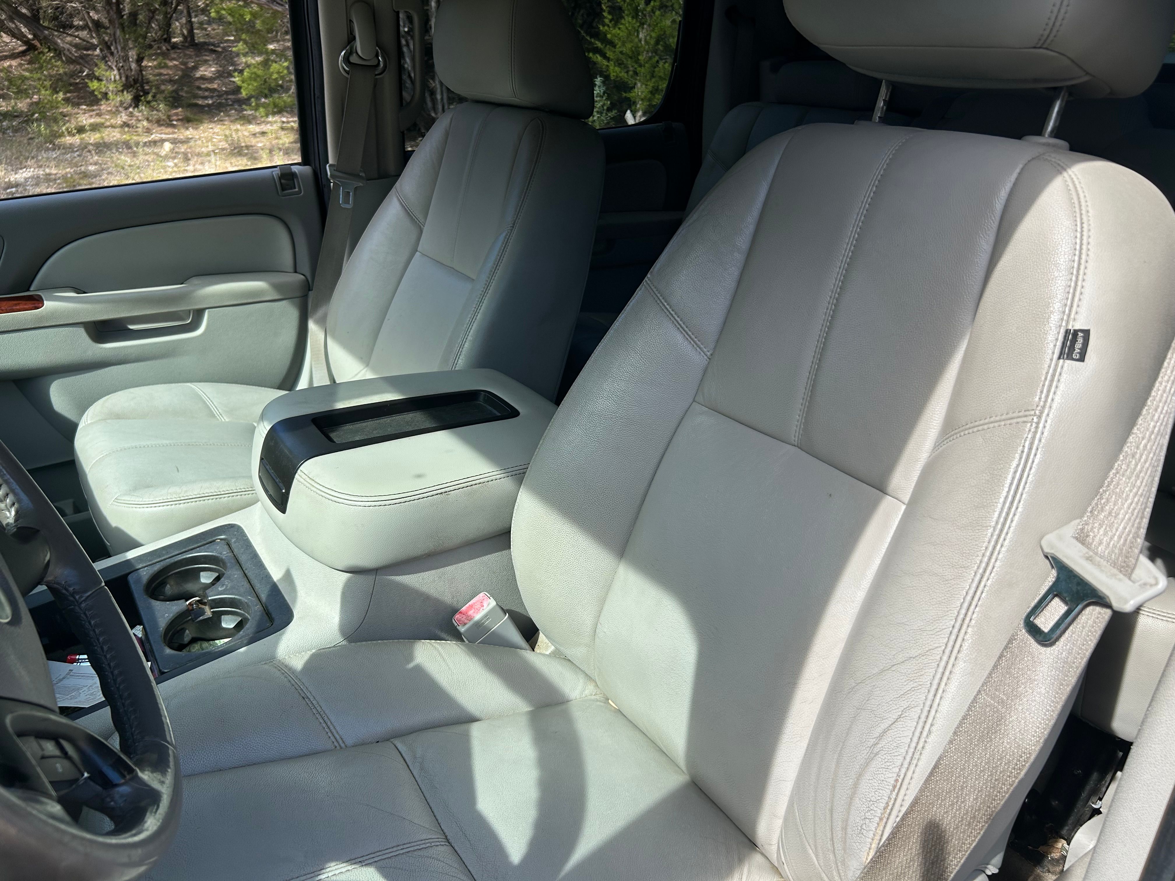 Used 2010 Chevrolet Avalanche LT w/ Luxury Package AWD/4WD image 13