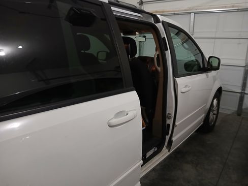 Used 2014 Dodge Grand Caravan SXT image 12