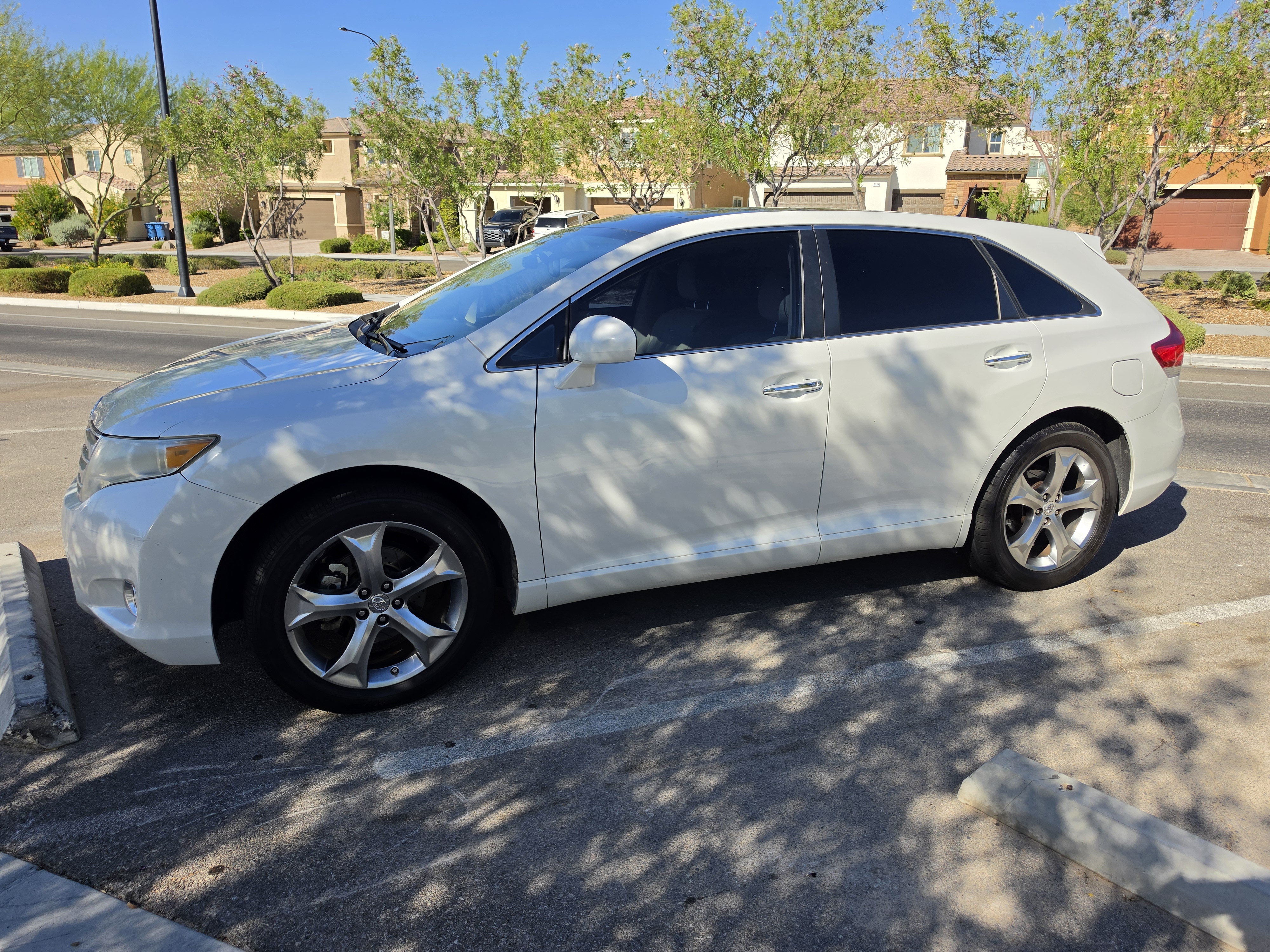 Used 2011 Toyota Venza w/ Premium Pkg #2 FWD image 4