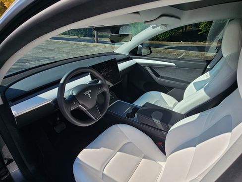 Used 2024 Tesla Model Y Long Range image 17