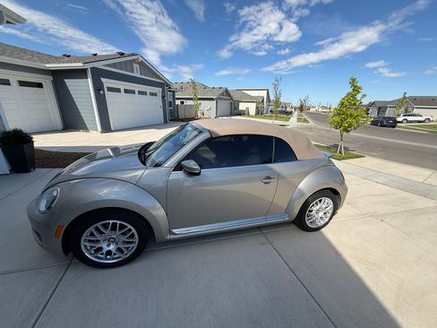 Used 2013 Volkswagen Beetle 2.5 FWD image 1