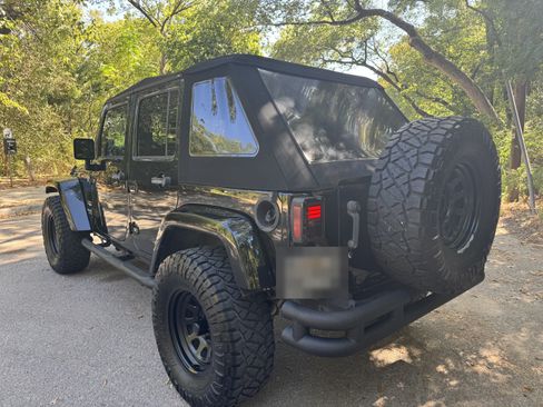 Used 2012 Jeep Wrangler Unlimited Sahara w/ Connectivity Group AWD/4WD image 5