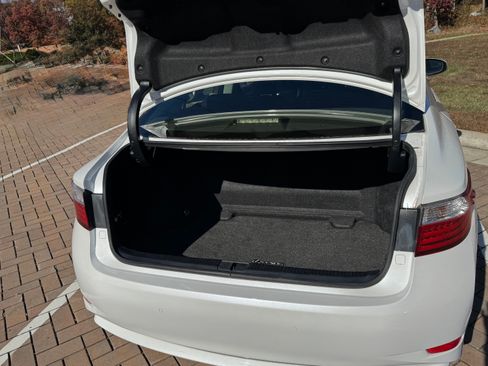 Used 2014 Lexus ES 300h image 16