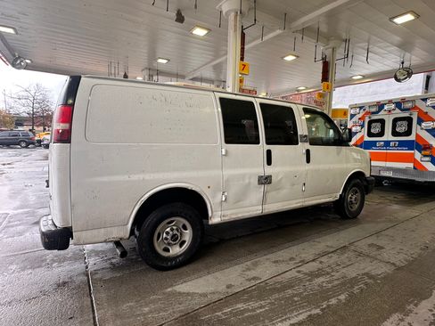 Used 2007 GMC Savana 2500 Van 3D image 4