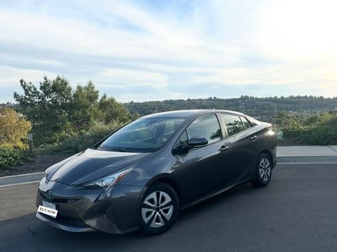 Used 2018 Toyota Prius Three Touring image 1