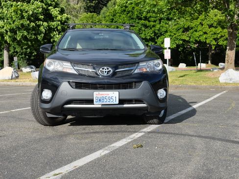 Used 2013 Toyota RAV4 XLE AWD/4WD image 4