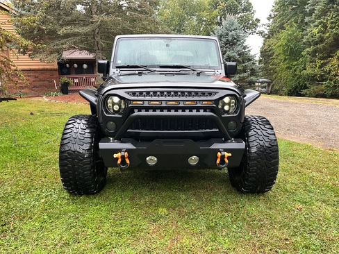 Used 2018 Jeep Wrangler Sport image 2