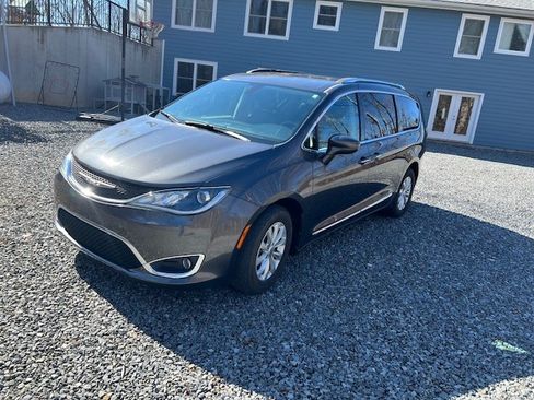 Used 2019 Chrysler Pacifica Touring-L image 1
