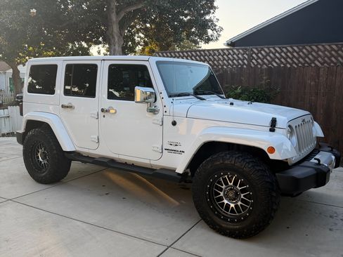 Used 2017 Jeep Wrangler Unlimited Sahara w/ Connectivity Group image 1