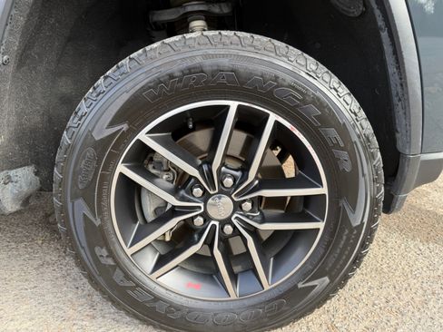 Used 2017 Jeep Grand Cherokee Trailhawk image 22